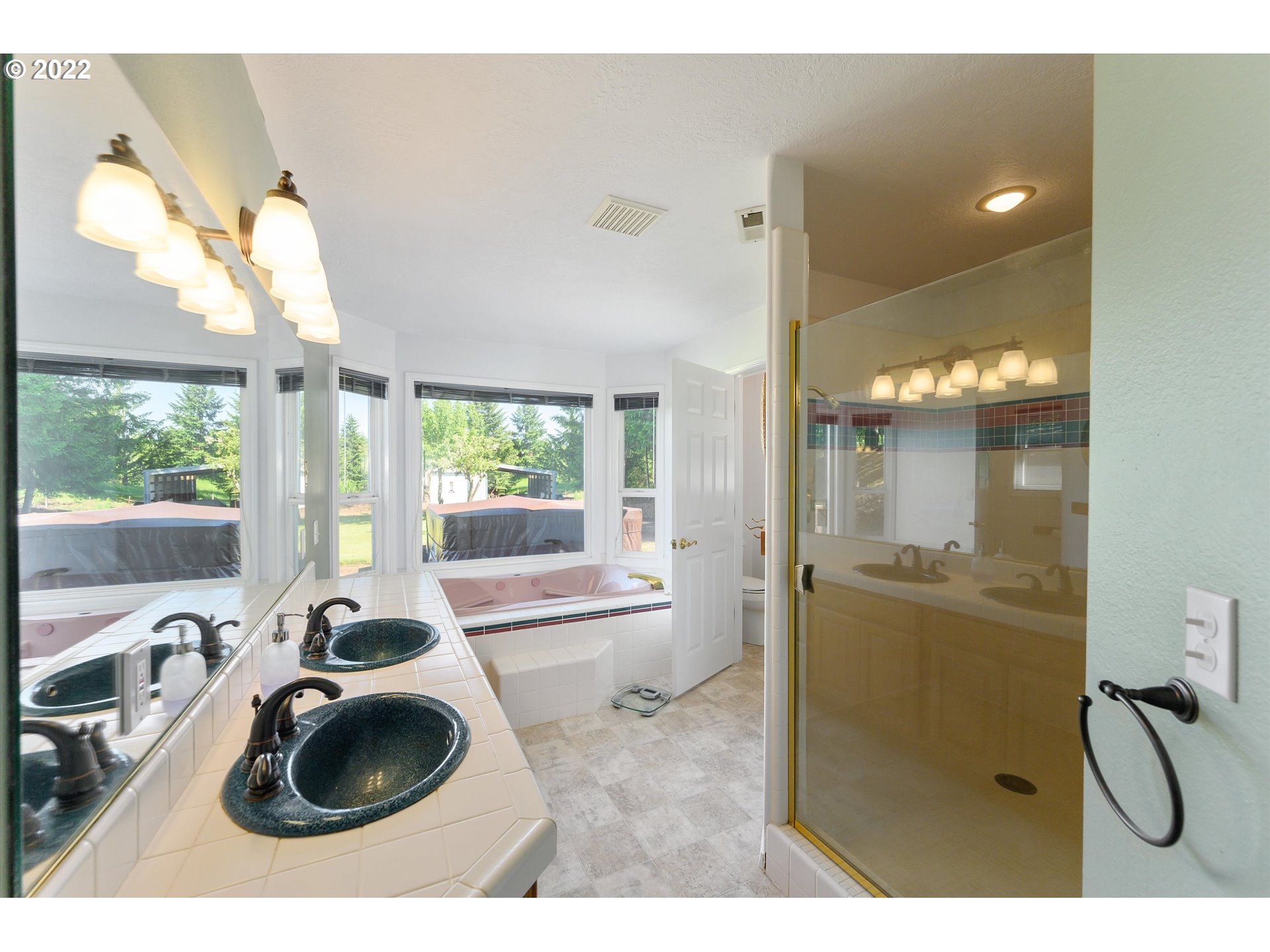 16750 Oakdale Road Dallas, OR 97338 - Photo 16 of 32 a en suite bathroom with sink a mirror and glass door