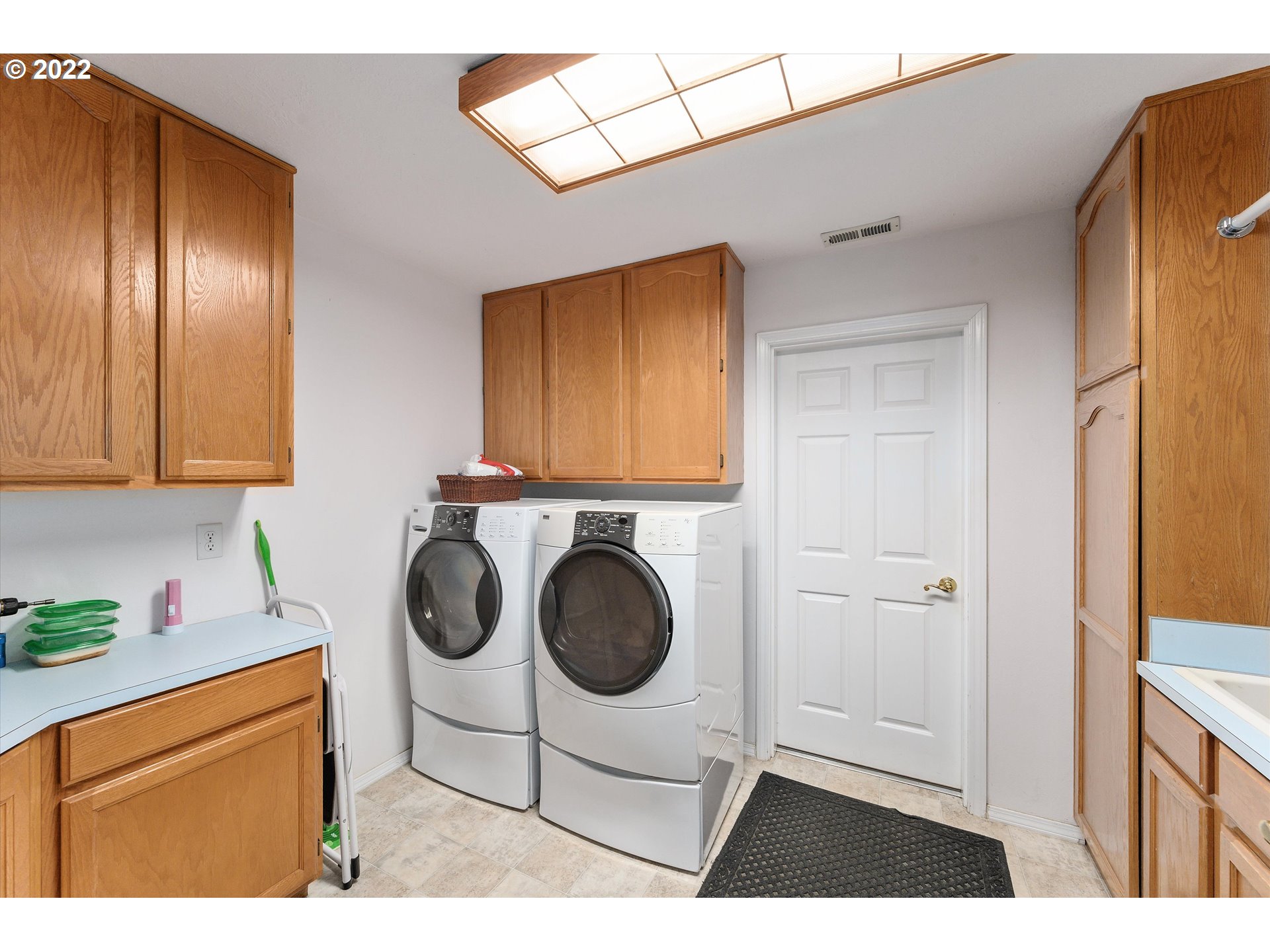 16750 Oakdale Road Dallas, OR 97338 - Photo 22 of 32 a utility room with sink dryer and washer