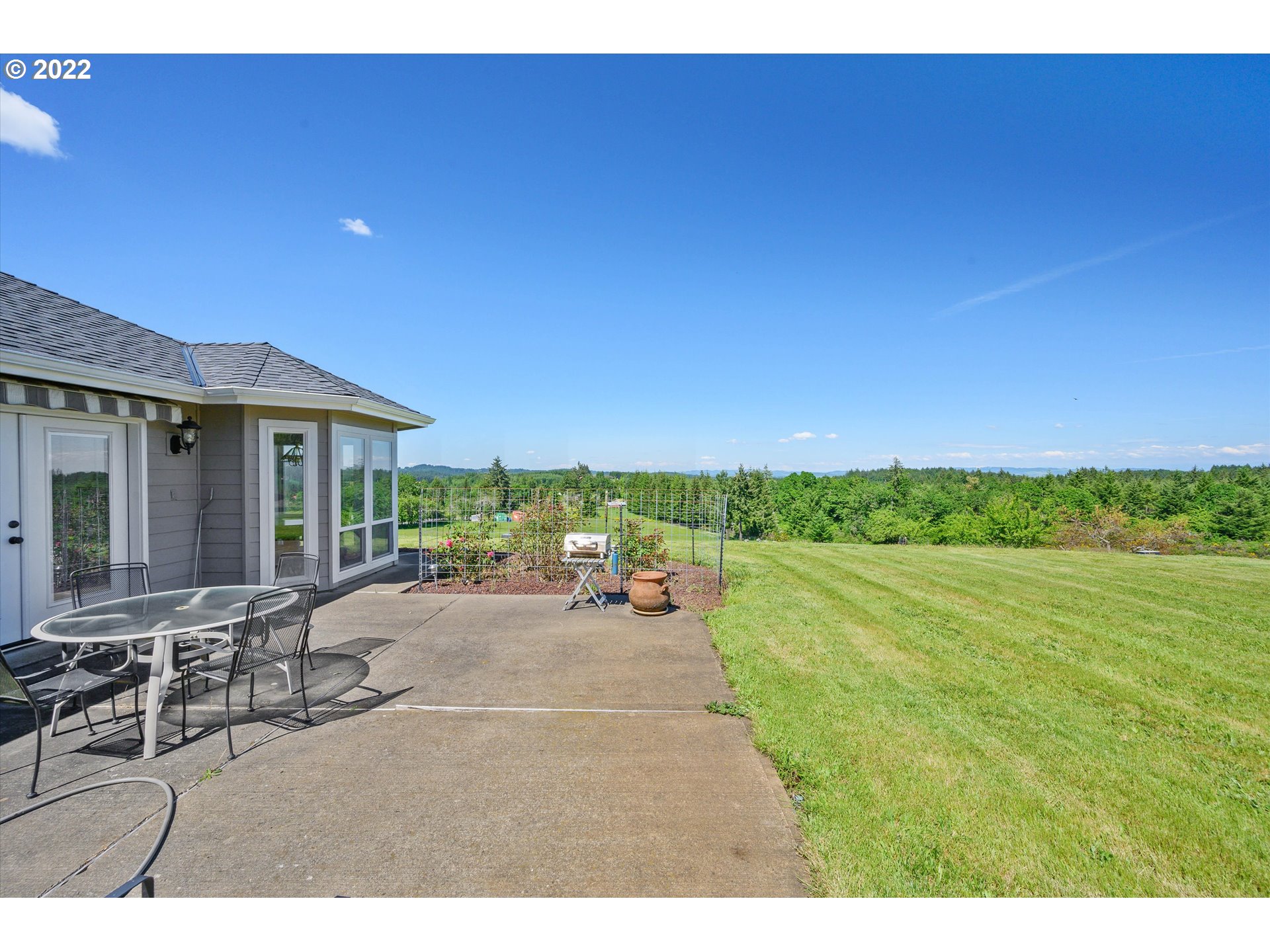 16750 Oakdale Road Dallas, OR 97338 - Photo 28 of 32 a view of a house with patio and garden