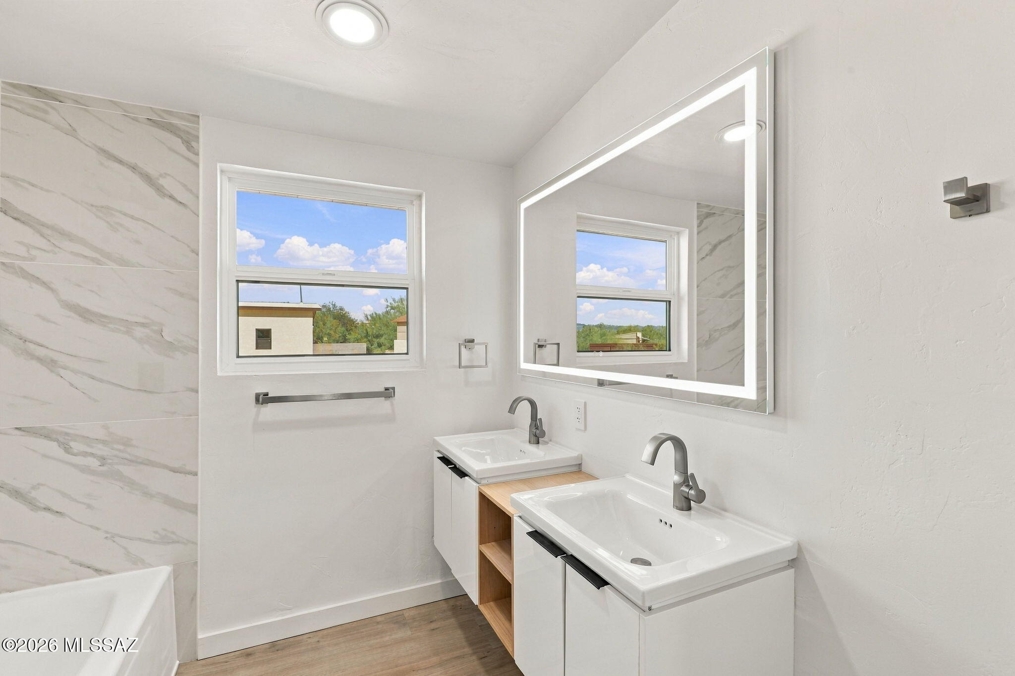 950 West Ina Road Tucson, AZ 85704 - Photo 32 of 50 Main Residence - Hall Bath