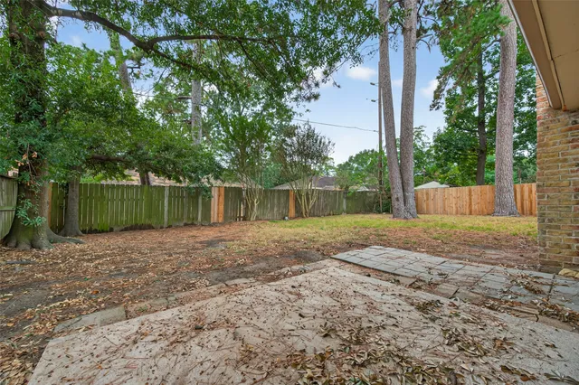 a view of a yard with a house and a yard