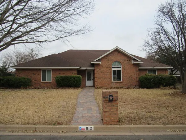 $285,000 | 812 Regina Drive, Hewitt, TX 76643