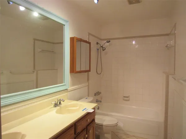 $285,000 | 812 Regina Drive, Hewitt, TX 76643