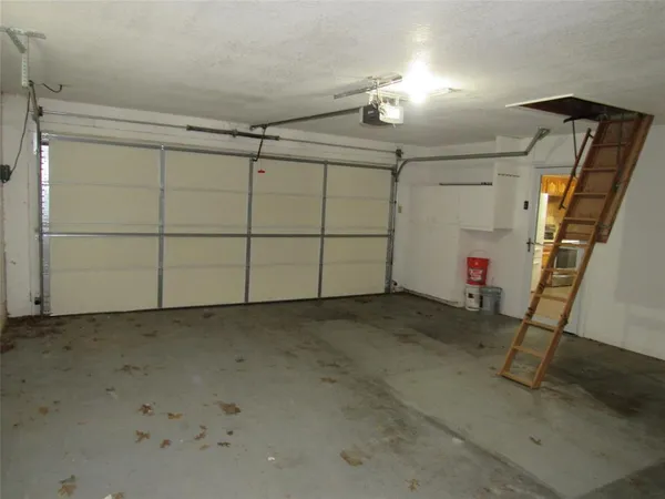 $285,000 | 812 Regina Drive, Hewitt, TX 76643