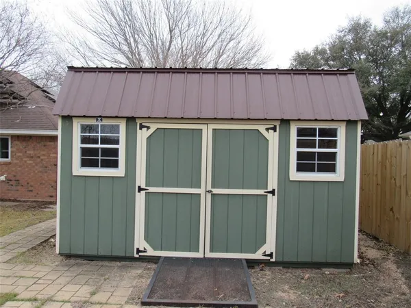 $285,000 | 812 Regina Drive, Hewitt, TX 76643