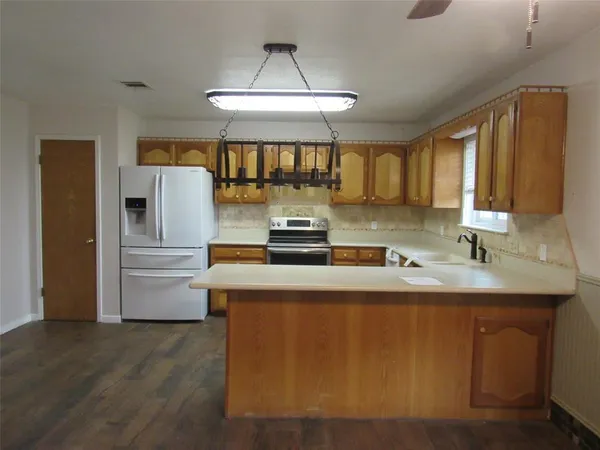 $285,000 | 812 Regina Drive, Hewitt, TX 76643