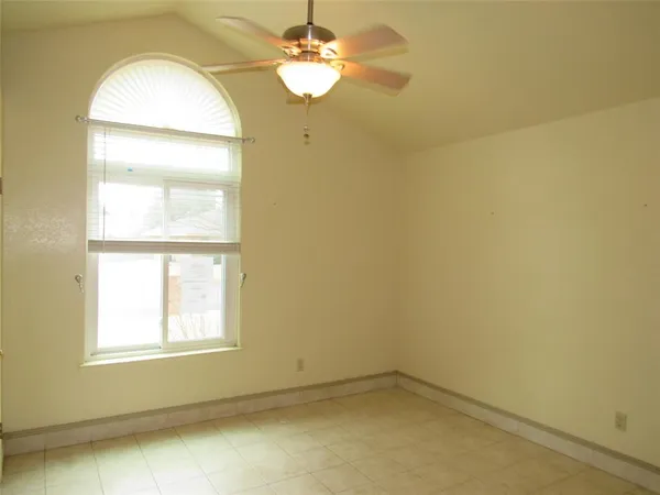 $285,000 | 812 Regina Drive, Hewitt, TX 76643