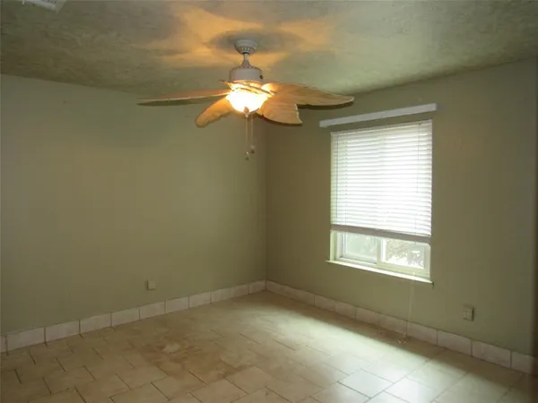 $285,000 | 812 Regina Drive, Hewitt, TX 76643