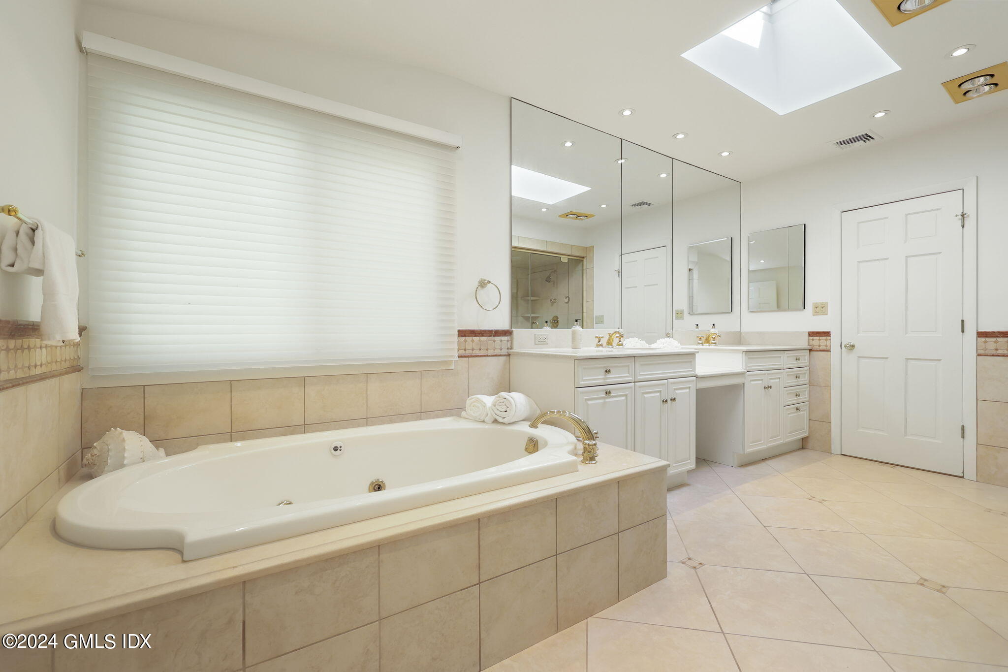 18 Crawford Terrace Riverside, CT 06878 - Photo 16 of 31 a bathroom with a bathtub sink a toilet a mirror and shower