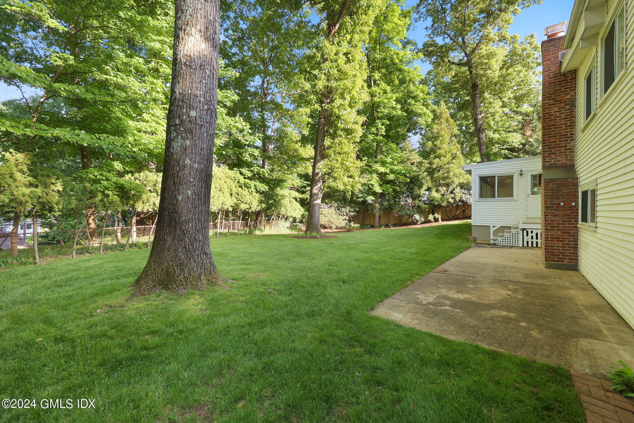 18 Crawford Terrace Riverside, CT 06878 - Photo 26 of 31 a view of a garden with a tree