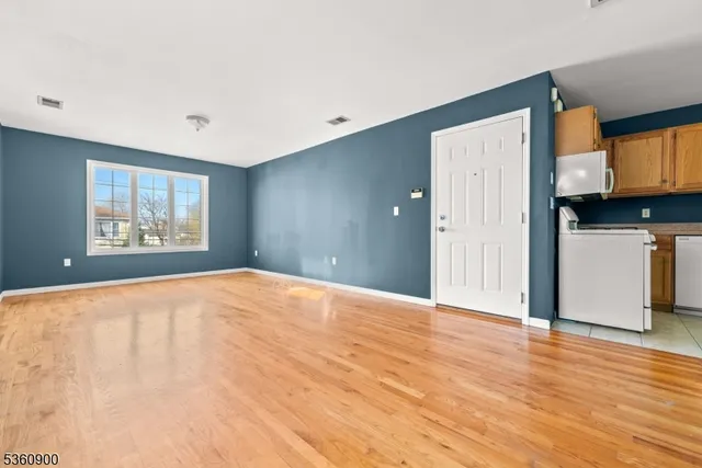 $2,400 | 427 Fulton Street, Unit 2, Elizabeth Port, NJ 07206