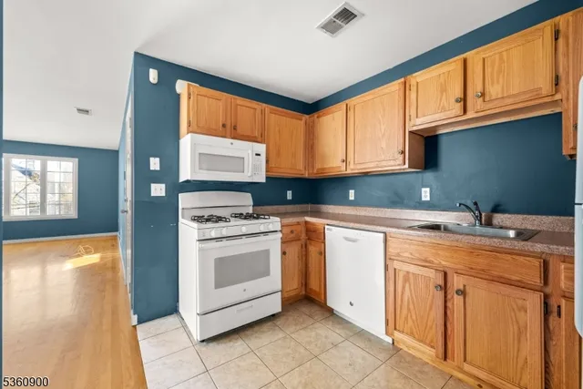 $2,400 | 427 Fulton Street, Unit 2, Elizabeth Port, NJ 07206