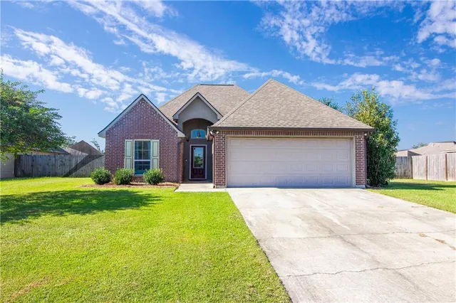 $2,000 | 42365 Pebblestone Avenue, Prairieville, LA 70769
