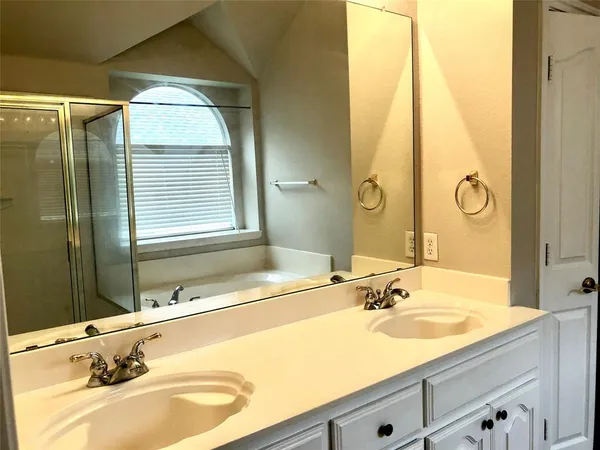 $2,550 | 1216 Badbury Lane, Grand Prairie, TX 75052