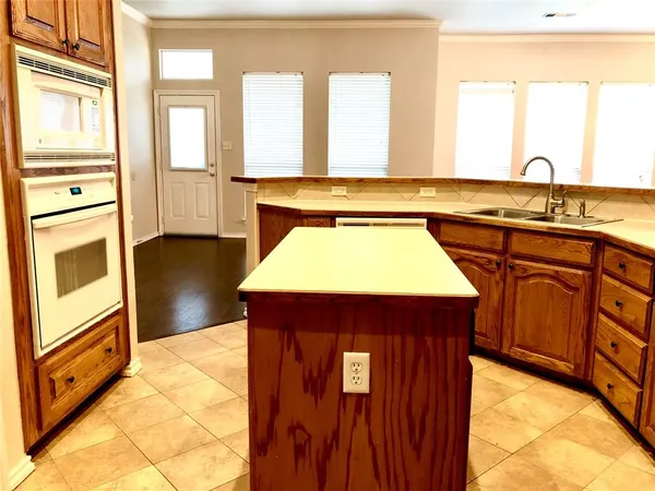 $2,550 | 1216 Badbury Lane, Grand Prairie, TX 75052