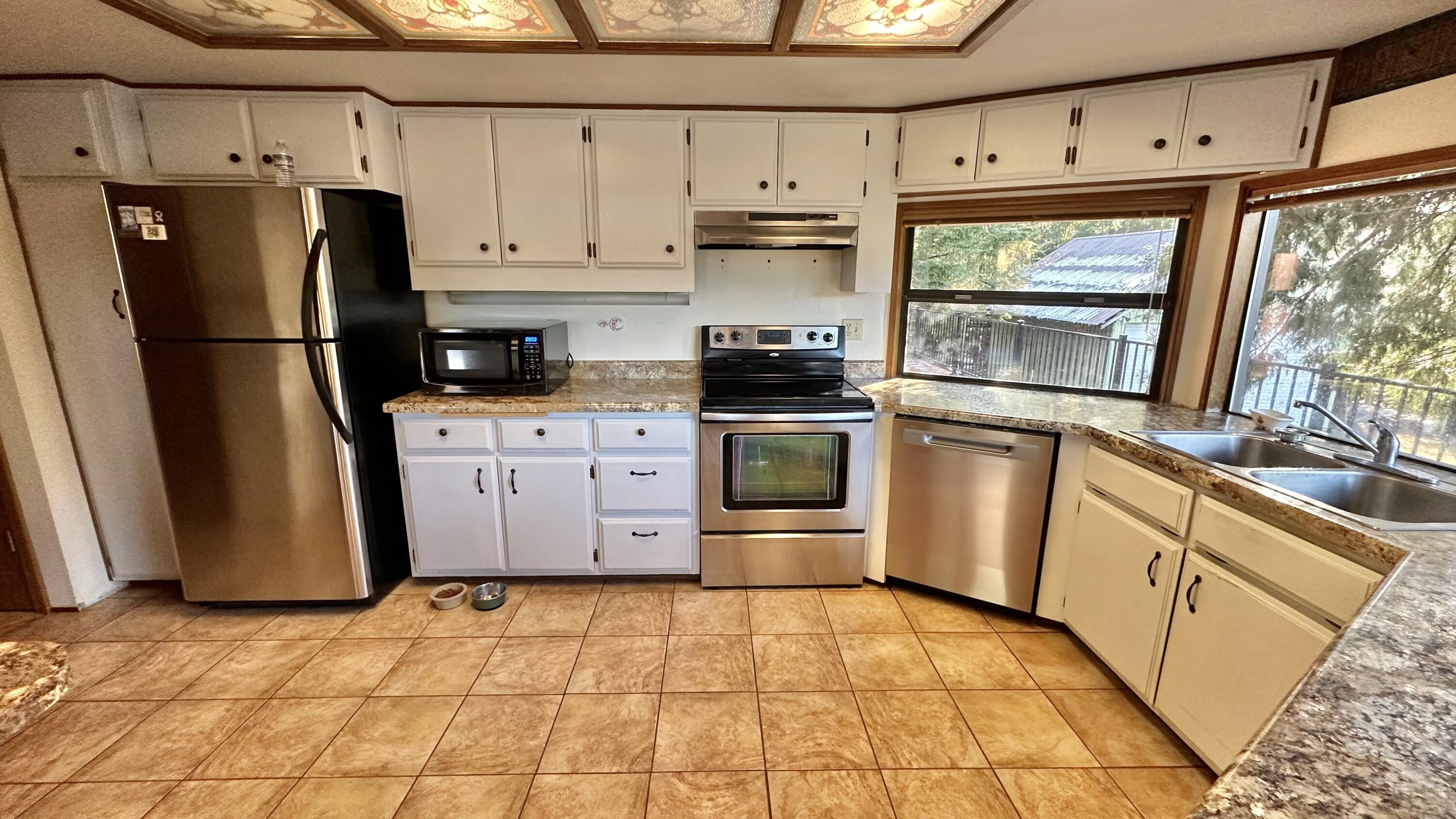 15400 Elk Creek Road Trail, OR 97541 - Photo 13 of 31 Kitchen