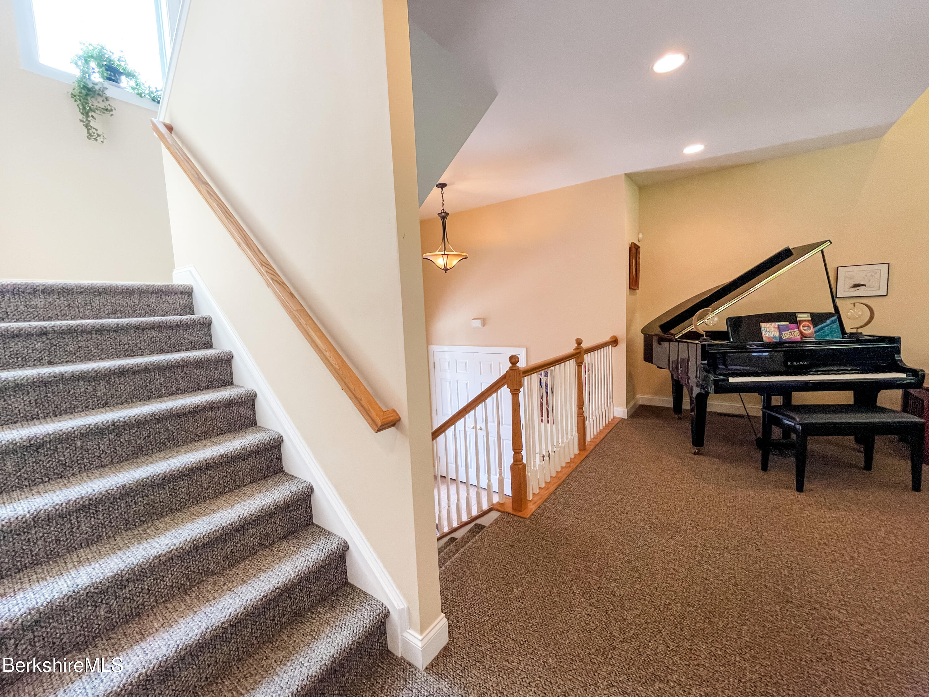 22 Alpine Trail Pittsfield, MA 01201 - Photo 16 of 35 a view of entryway