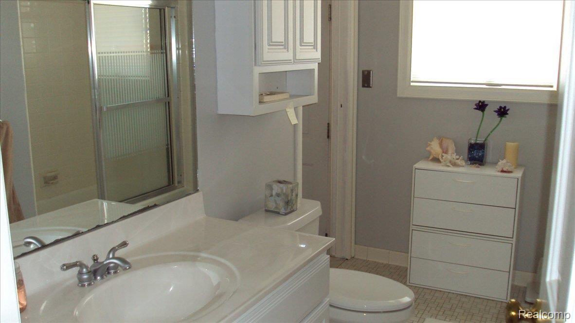 8300 Teahen Road Brighton, MI 48116 - Photo 17 of 20 Bath