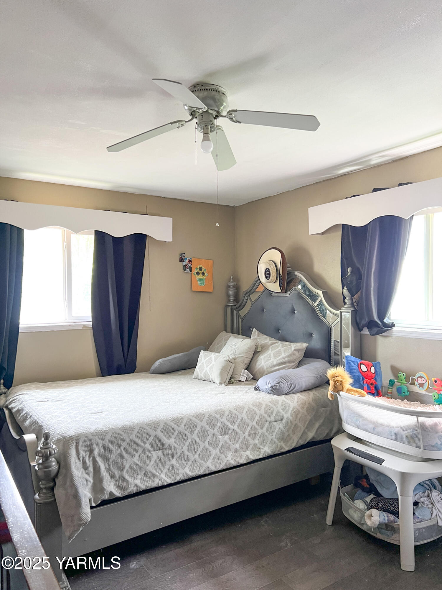 1341 Cemetery Road Sunnyside, WA 98944 - Photo 11 of 18 a bedroom with a bed and a window