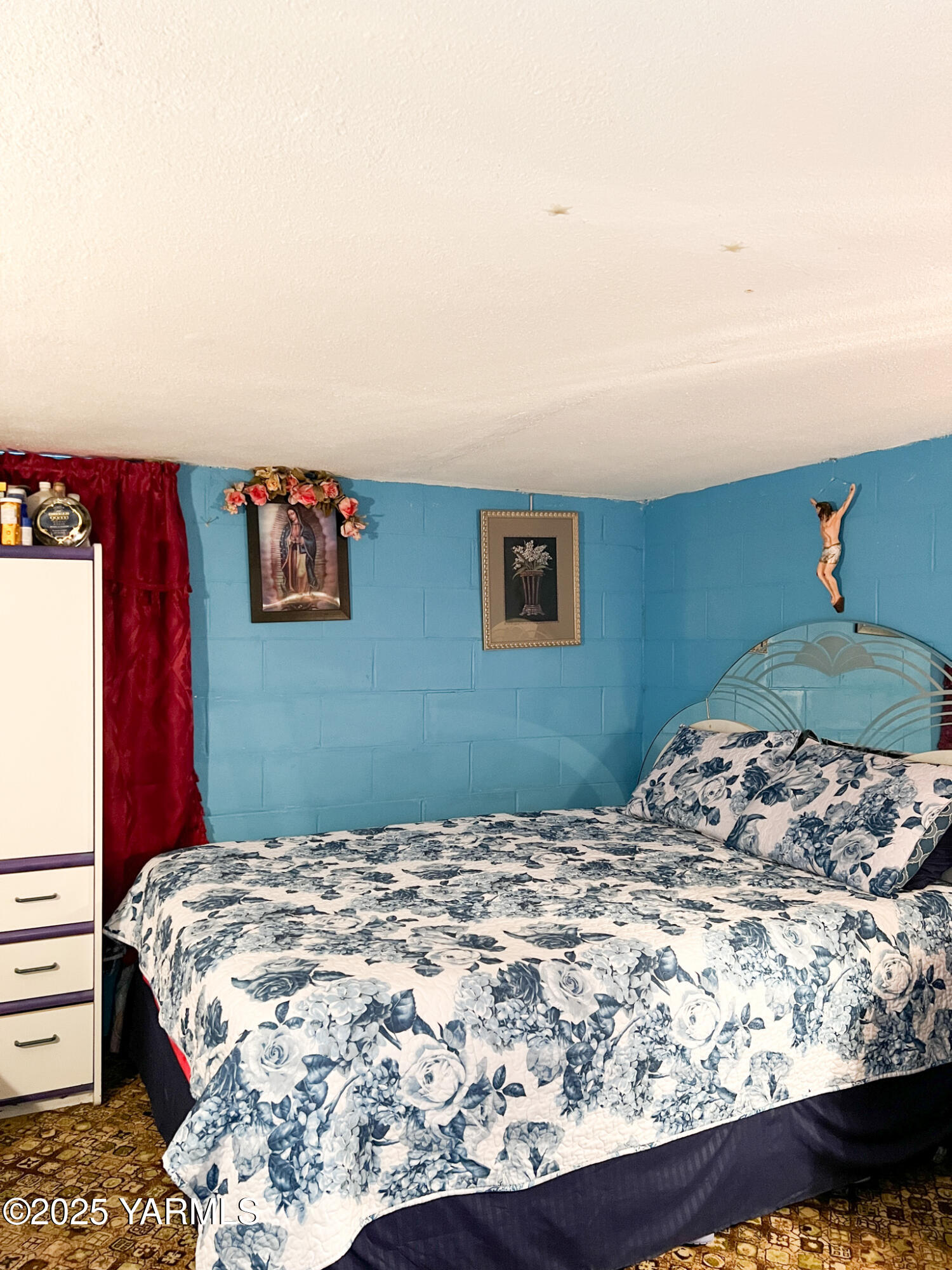 1341 Cemetery Road Sunnyside, WA 98944 - Photo 13 of 18 a bedroom with a bed and a painting on the wall
