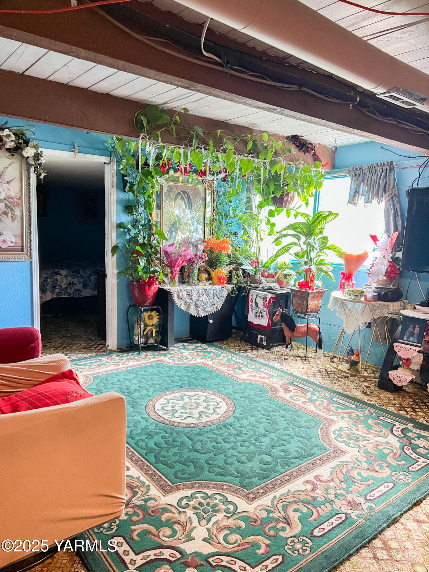 1341 Cemetery Road Sunnyside, WA 98944 - Photo 14 of 18 a room with toys and flowers