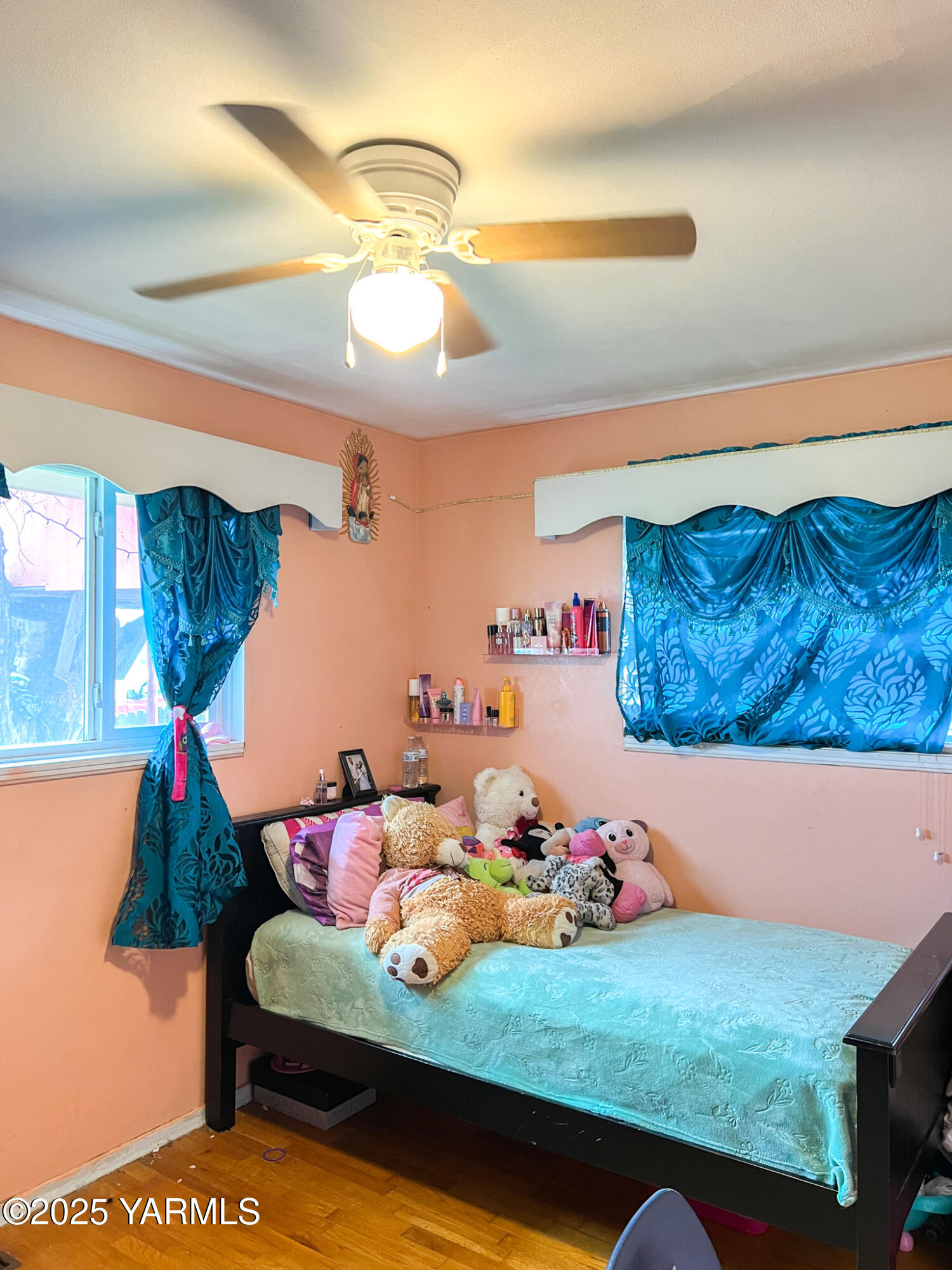 1341 Cemetery Road Sunnyside, WA 98944 - Photo 18 of 18 a bedroom with a bed and a flat screen tv