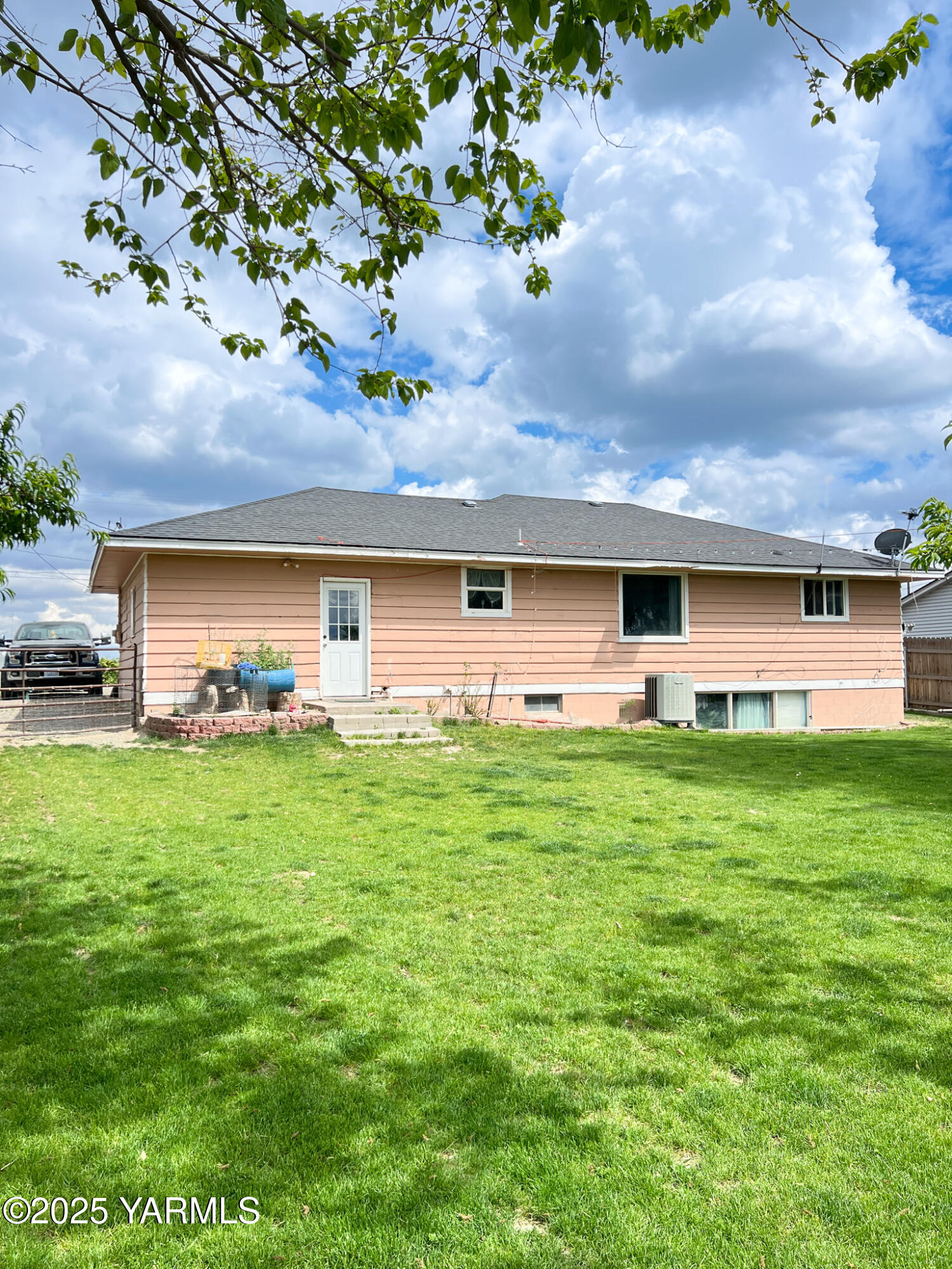 1341 Cemetery Road Sunnyside, WA 98944 - Photo 3 of 18 a front view of house with yard and green space