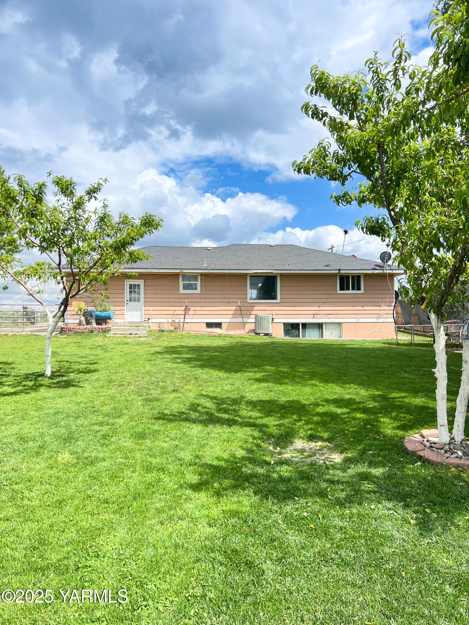 1341 Cemetery Road Sunnyside, WA 98944 - Photo 4 of 18 a front view of house with yard and green space
