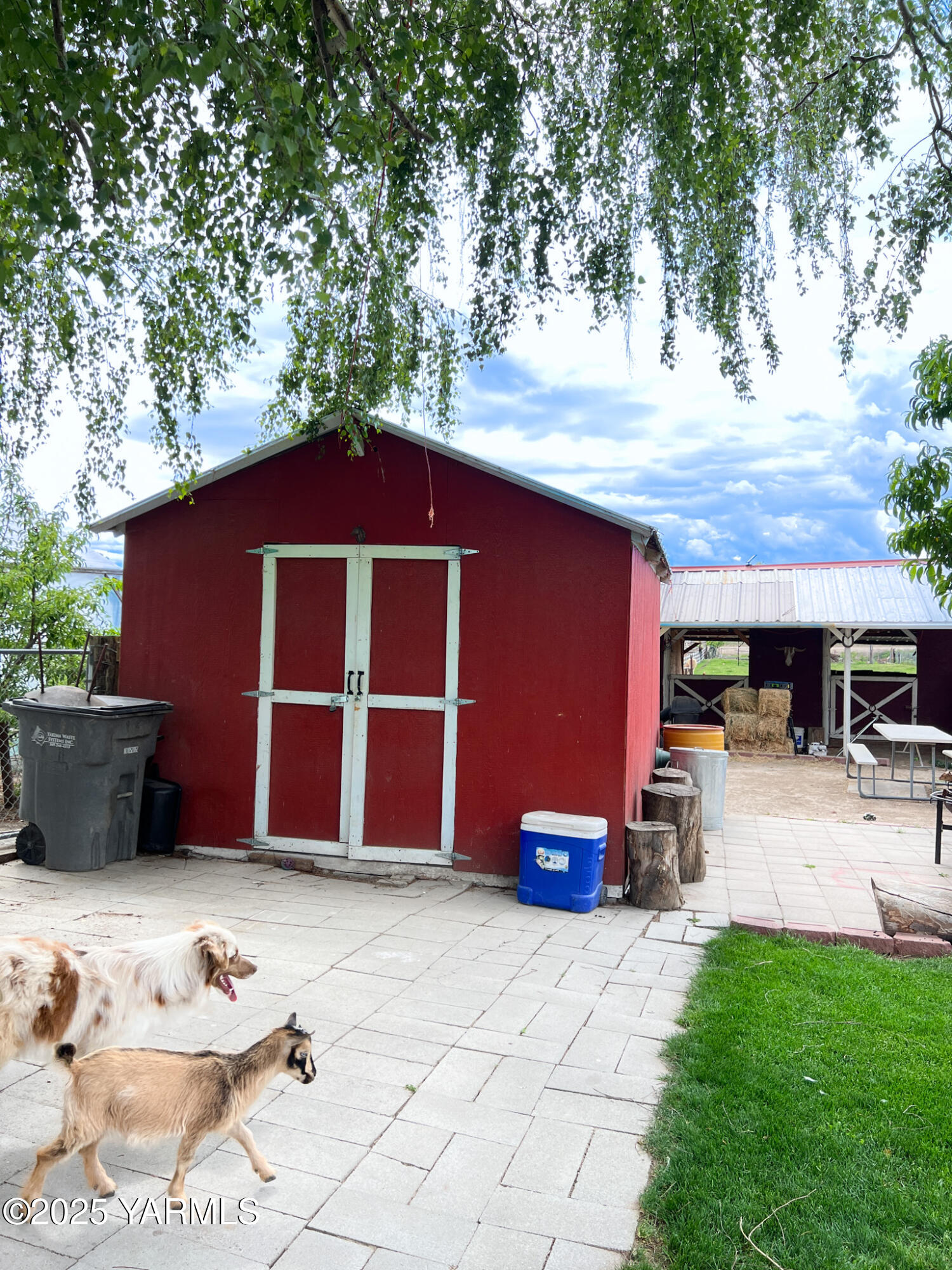 1341 Cemetery Road Sunnyside, WA 98944 - Photo 5 of 18 a front view of a house with patio