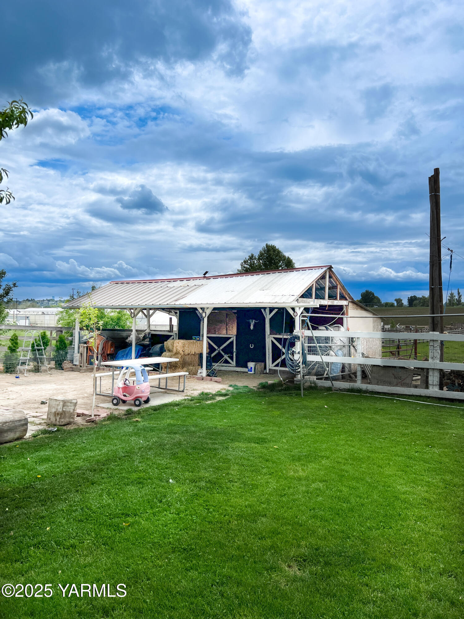 1341 Cemetery Road Sunnyside, WA 98944 - Photo 6 of 18 a view of a house with a garden and a small yard