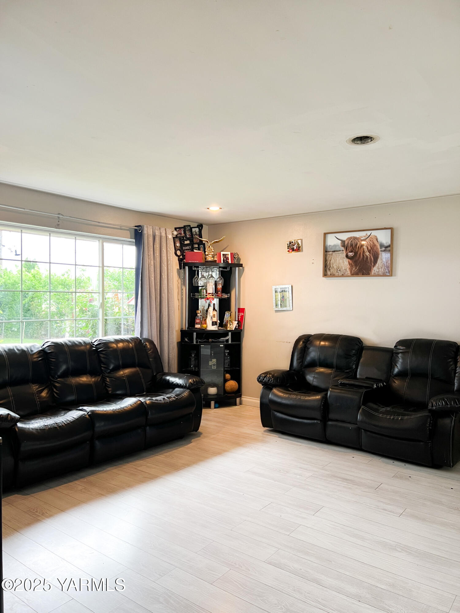 1341 Cemetery Road Sunnyside, WA 98944 - Photo 8 of 18 a living room with furniture window and a wooden floor