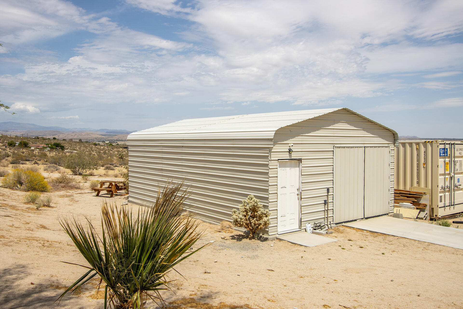 7122 Sunkist Road Joshua Tree, CA 92252 - Photo 22 of 61 a view of a terrace