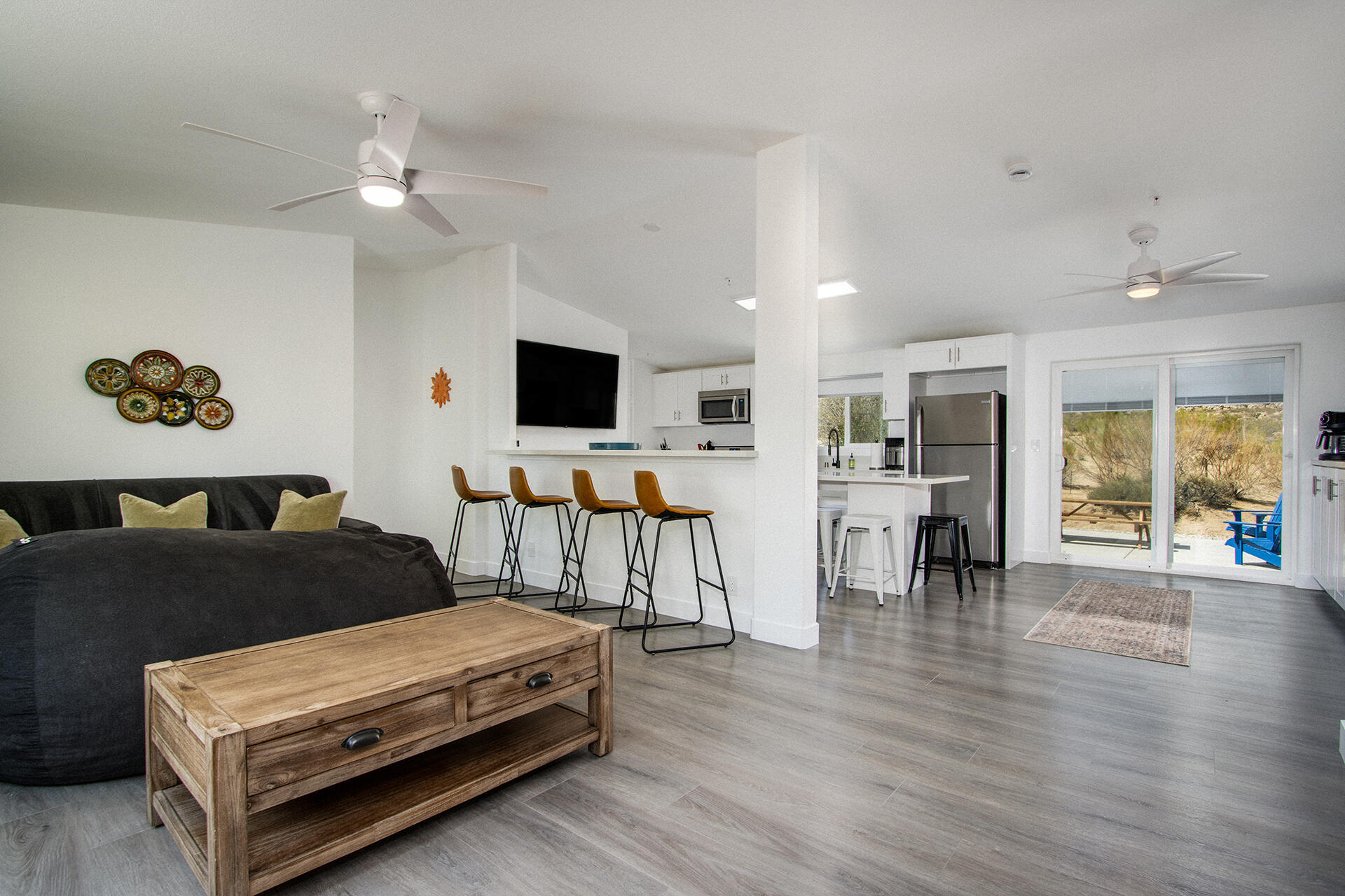 7122 Sunkist Road Joshua Tree, CA 92252 - Photo 28 of 61 a living room with furniture and a flat screen tv