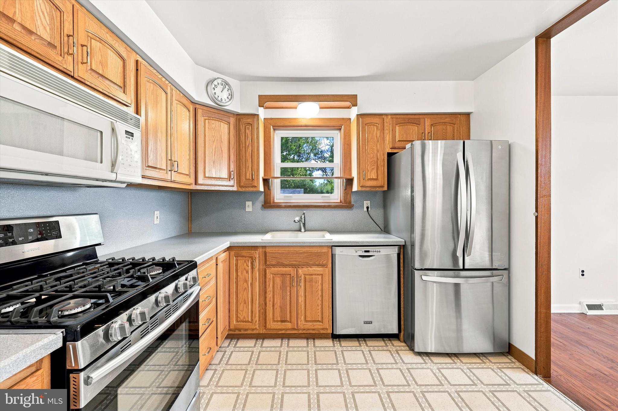 726 Violet Road Warminster, PA 18974 - Photo 5 of 15