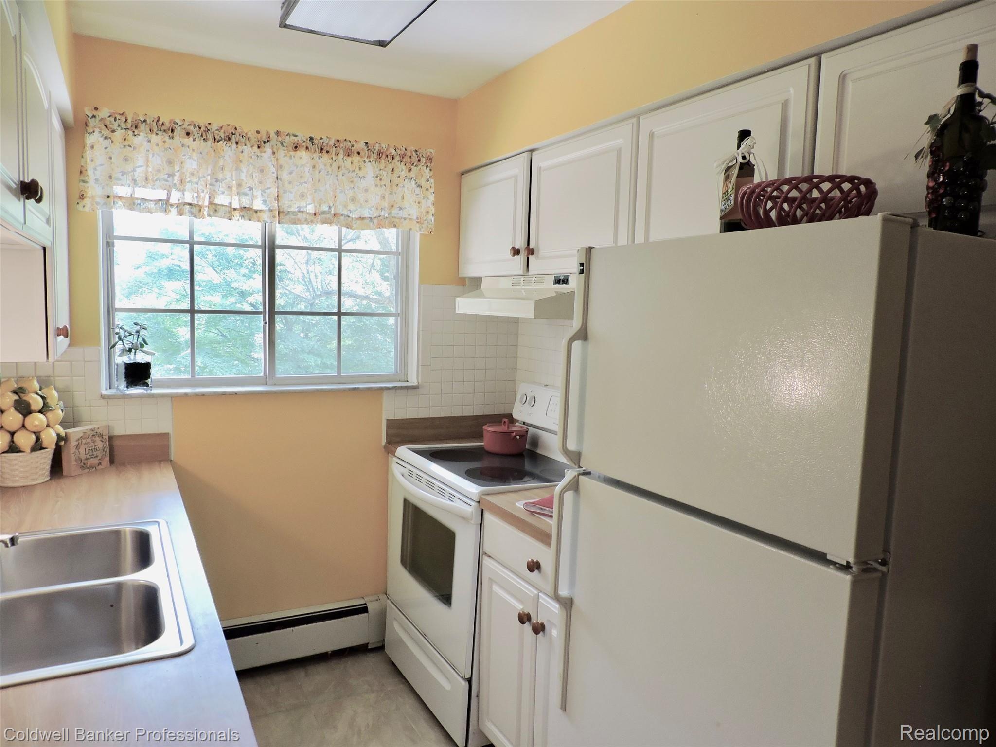 419 Prospect Street, Unit 105 Romeo, MI 48065 - Photo 12 of 37 Beautiful white cupboards.