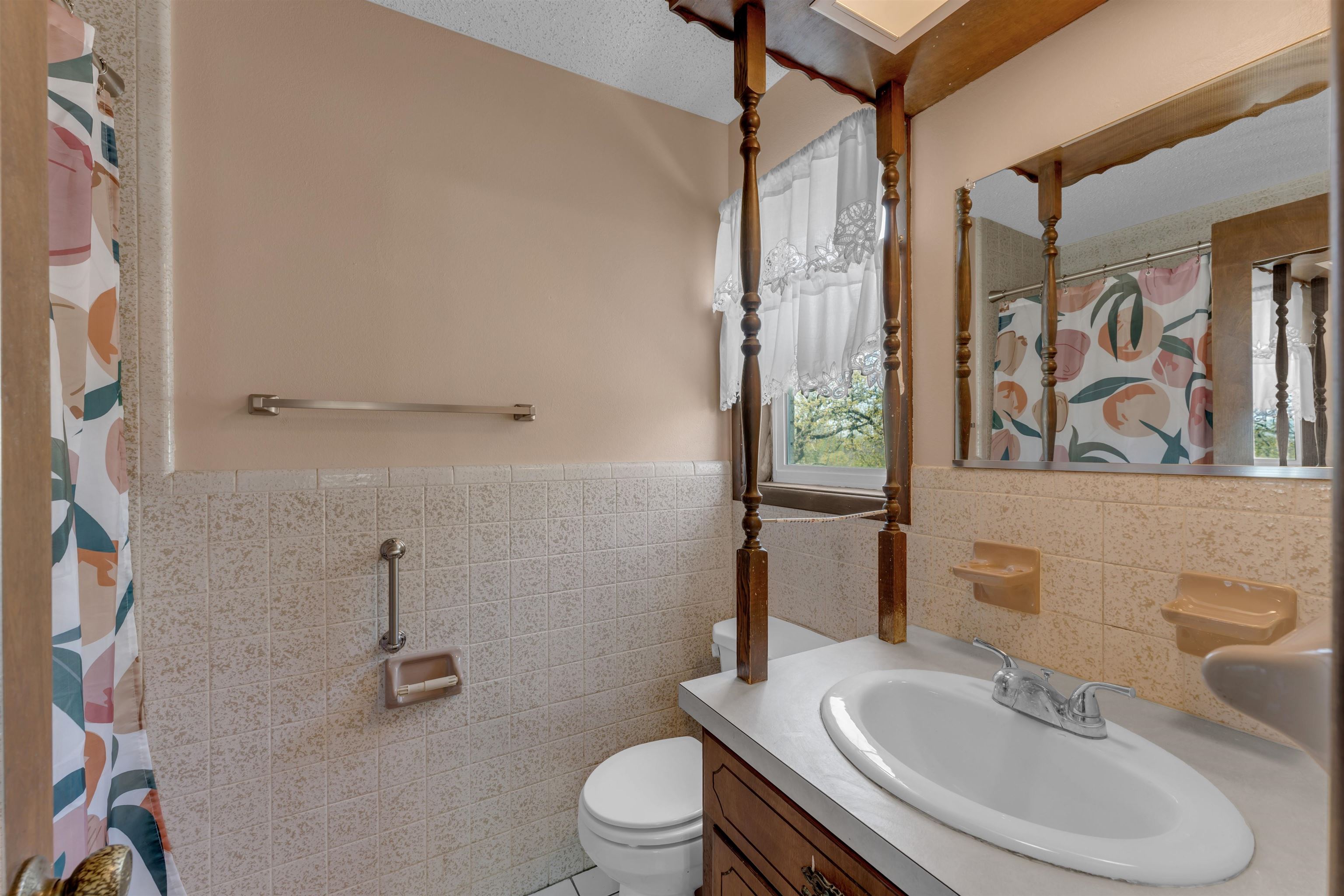 301 Wood Forest Road Kingsland, TX 78639 - Photo 16 of 32 a bathroom with a sink toilet and shower