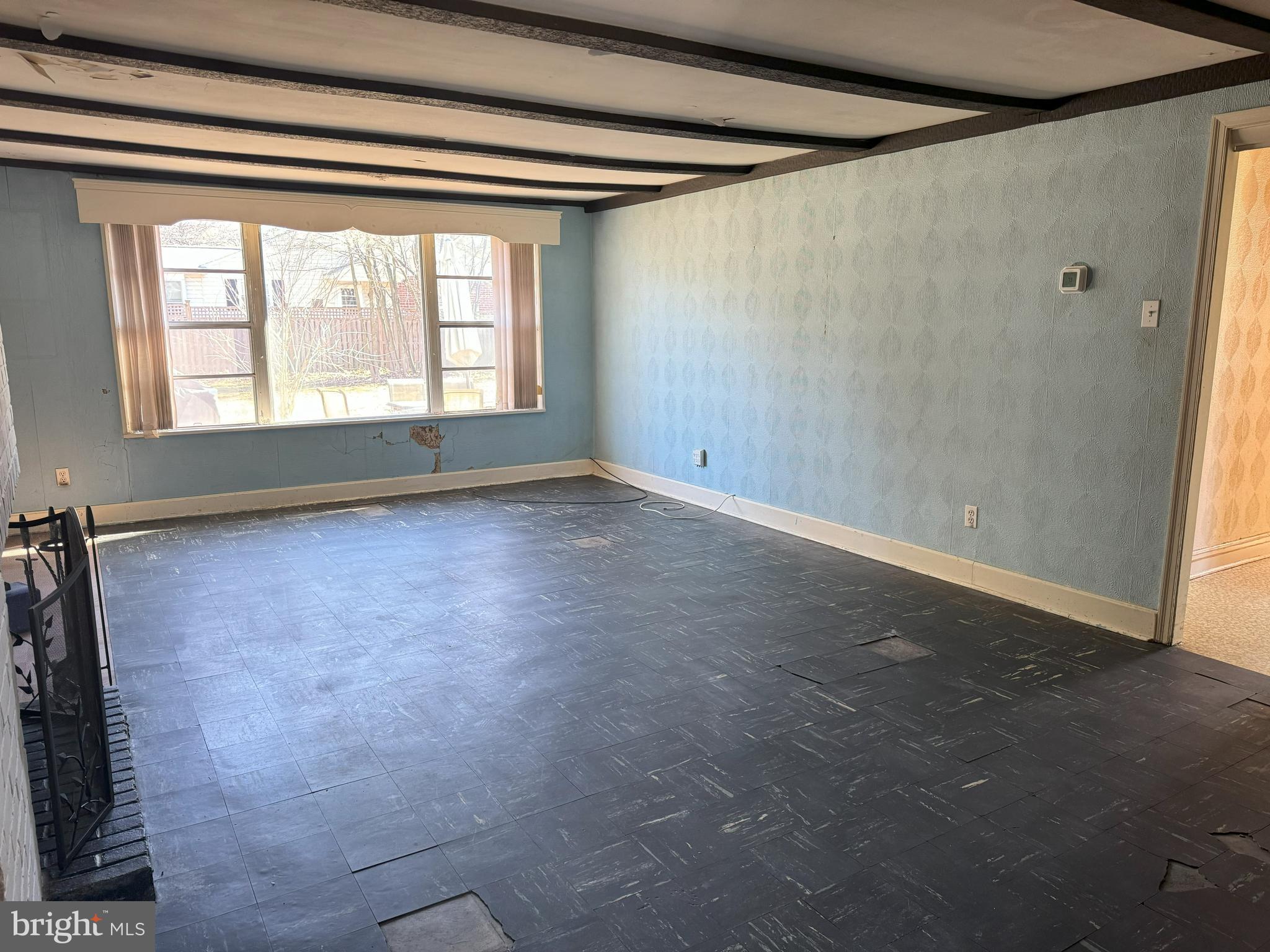 504 Toll Road Oreland, PA 19075 - Photo 9 of 20 Living Room