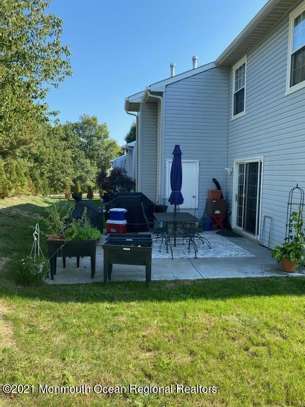 60 County Road, Unit D023 Cliffwood, NJ 07721 - Photo 6 of 36 a backyard of a house with seating space