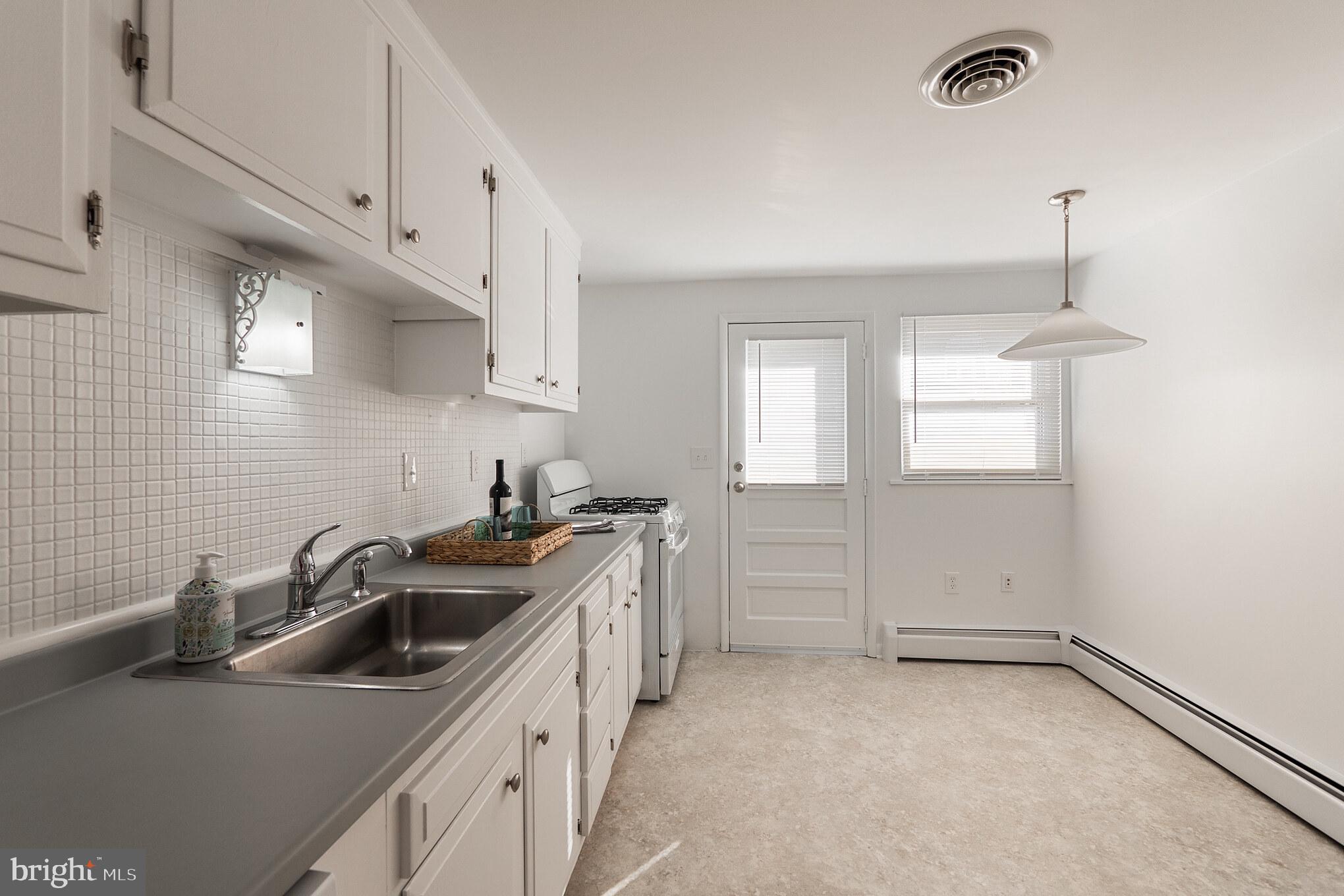 423 Bathurst Road Baltimore, MD 21228 - Photo 5 of 30 Eat-in kitchen
