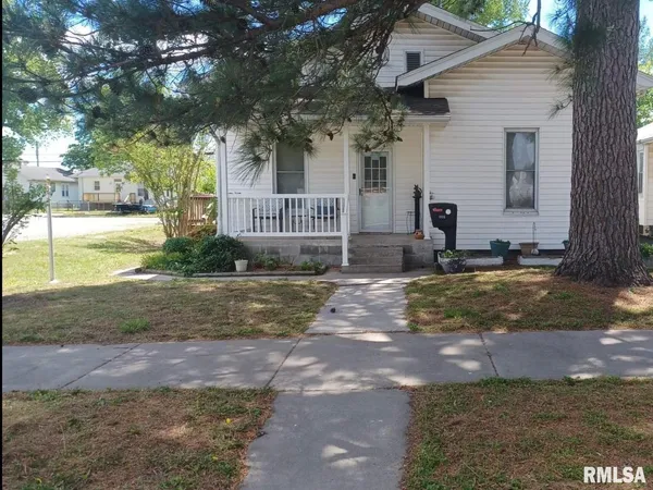 a view of a house with backyard and tree s