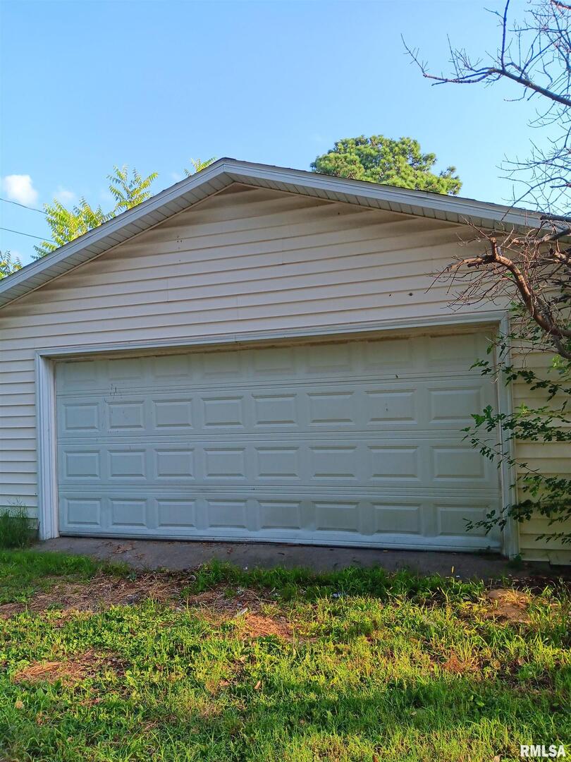 1935 Elm Street Murphysboro, IL 62966 - Photo 13 of 23 a front view of a house with a garden