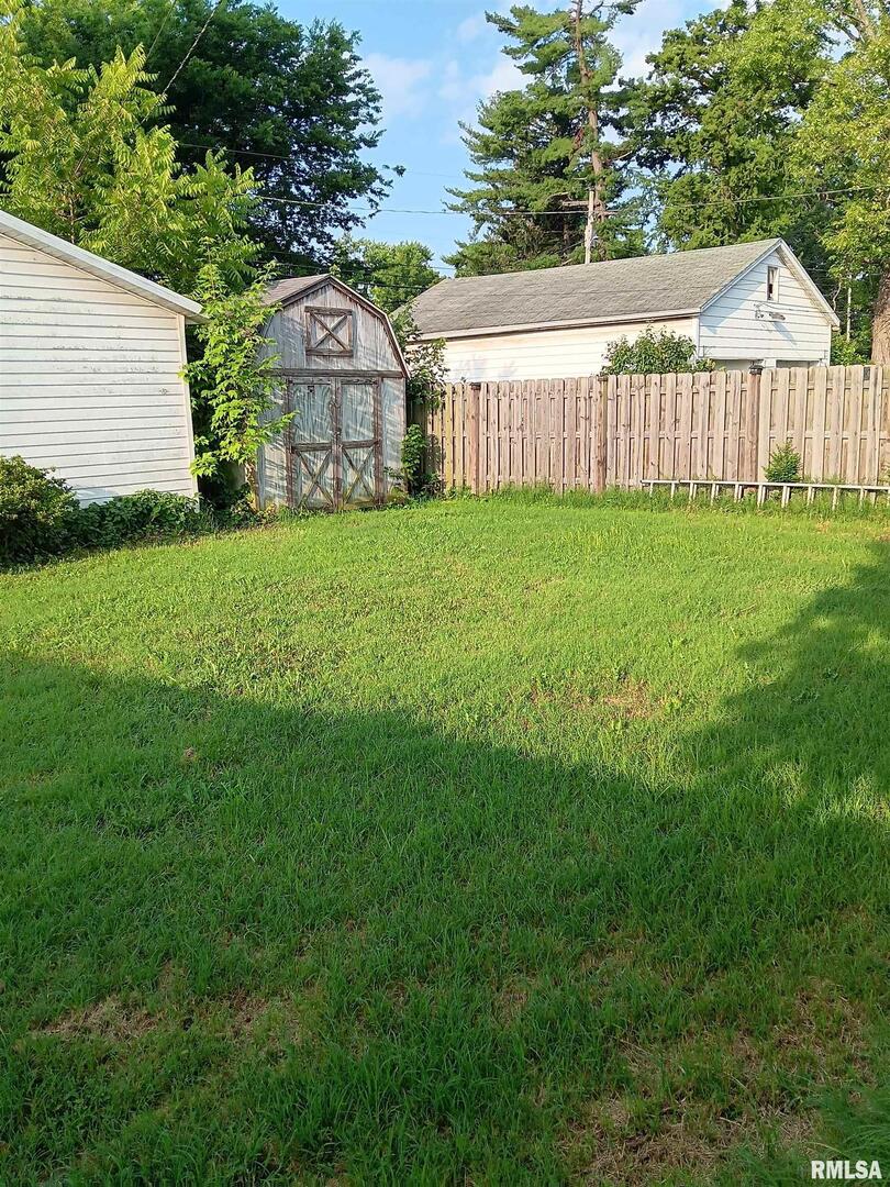 1935 Elm Street Murphysboro, IL 62966 - Photo 14 of 23 a front view of a house with garden