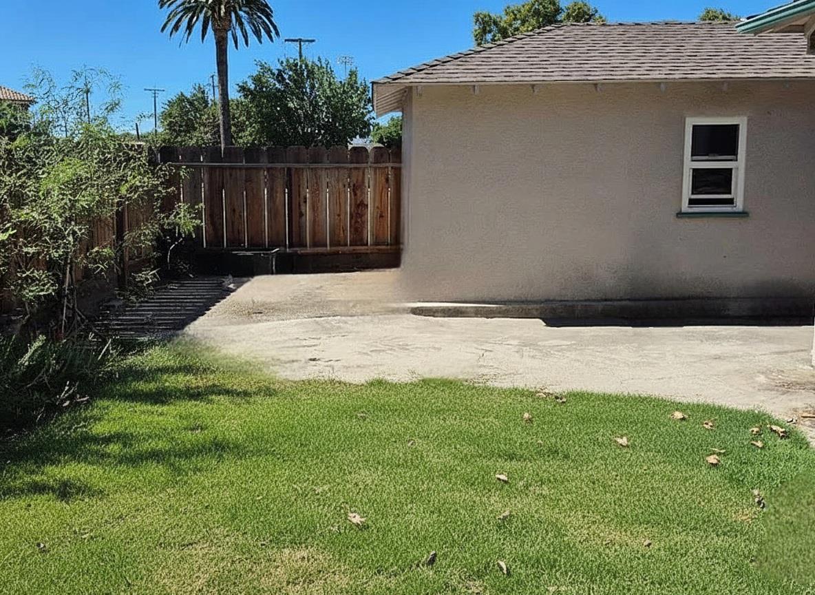 1032 9th Street Los Banos, CA 93635 - Photo 9 of 12 a backyard of a house