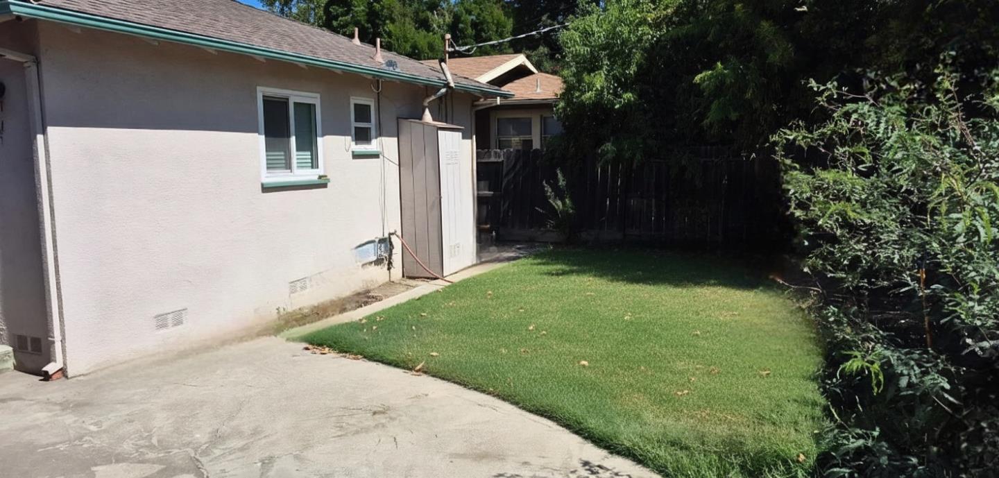1032 9th Street Los Banos, CA 93635 - Photo 10 of 12 a backyard of a house with seating space