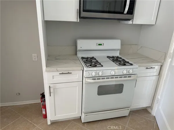$3,550 | 17349 Tiara Street, Encino, CA 91316