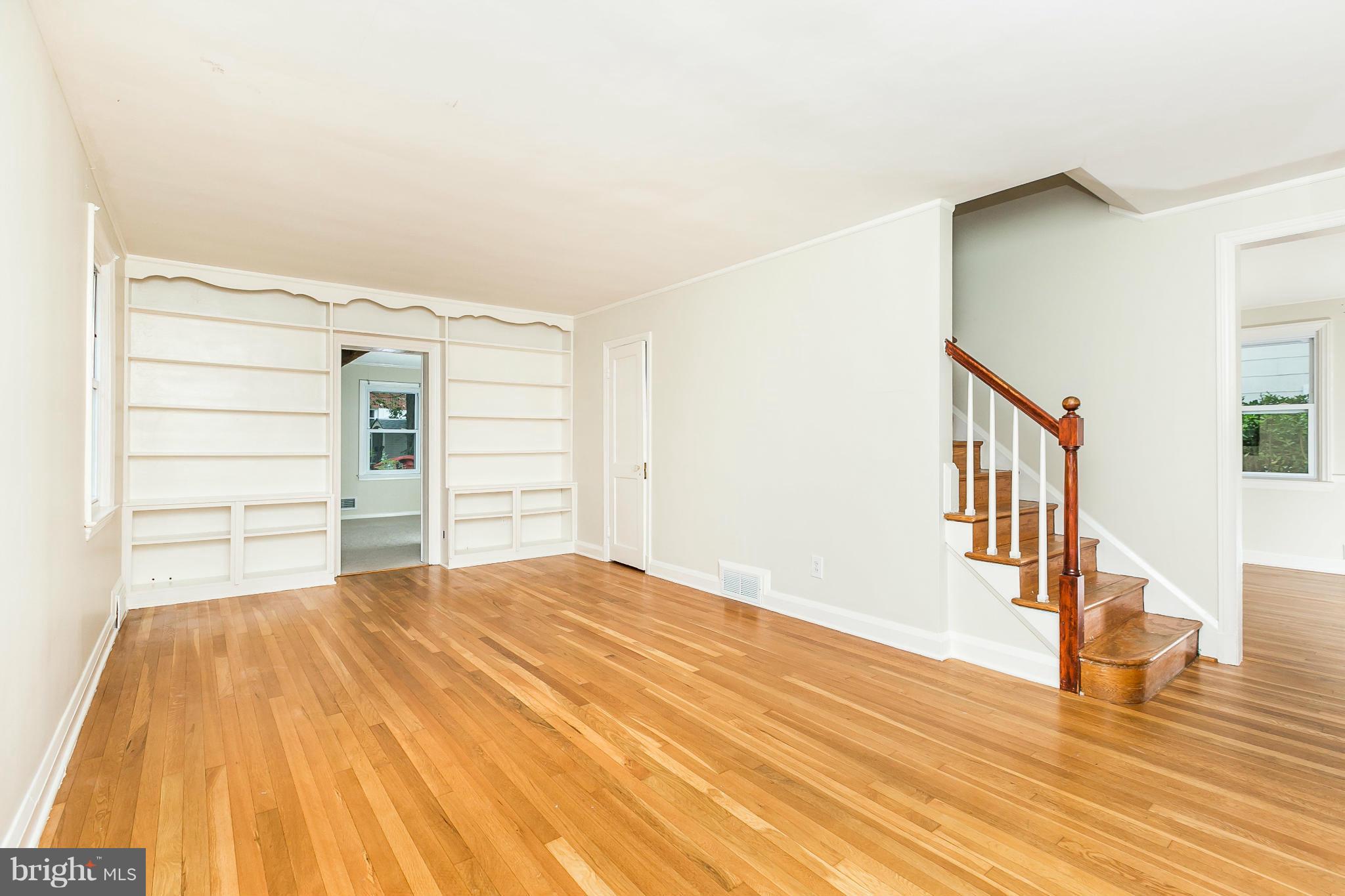 6706 Sherwood Road Baltimore, MD 21239 - Photo 3 of 19 Living Room