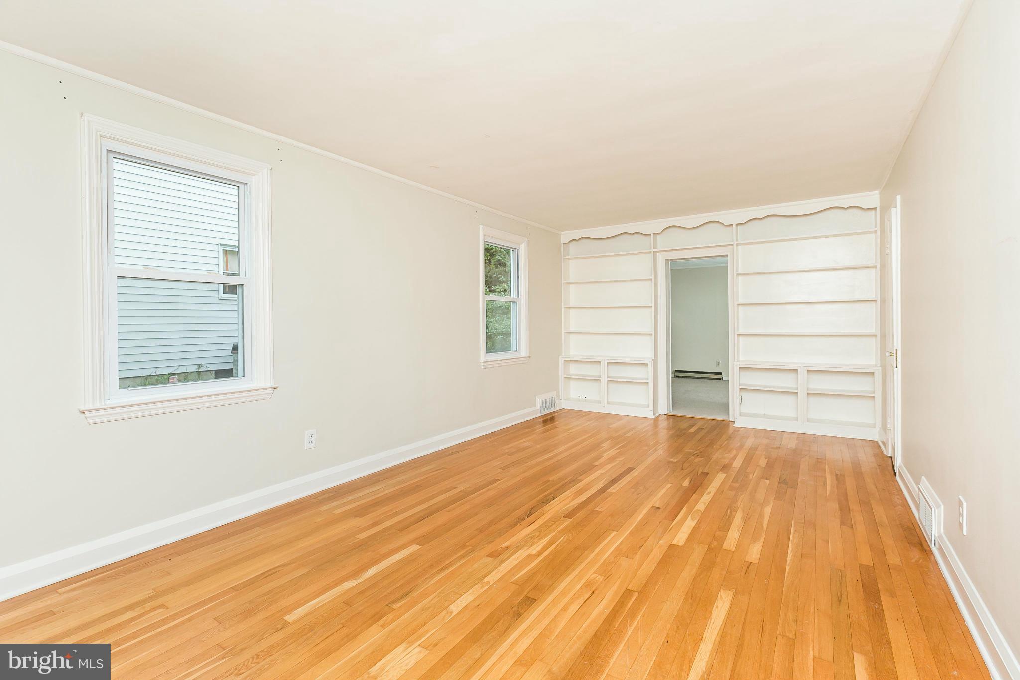 6706 Sherwood Road Baltimore, MD 21239 - Photo 4 of 19 Living Room
