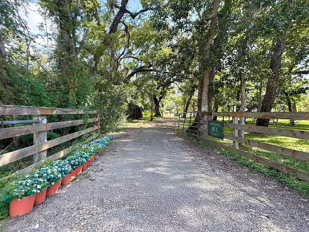 209 River Road Angleton, TX 77515 - Photo 1 of 38 Gallery Image 1