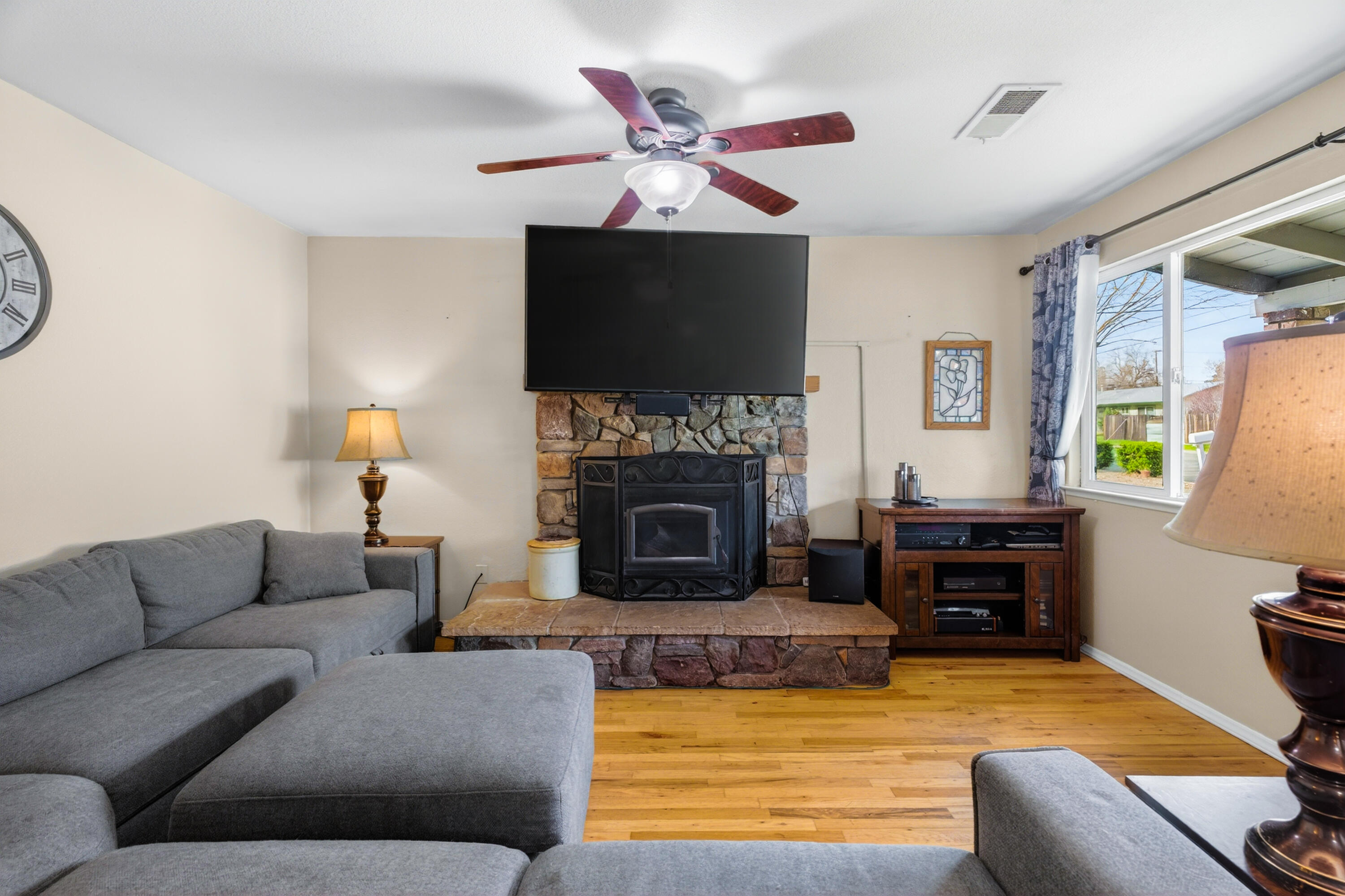 1877 Wheeler Street Redding, CA 96002 - Photo 4 of 38 Living Room