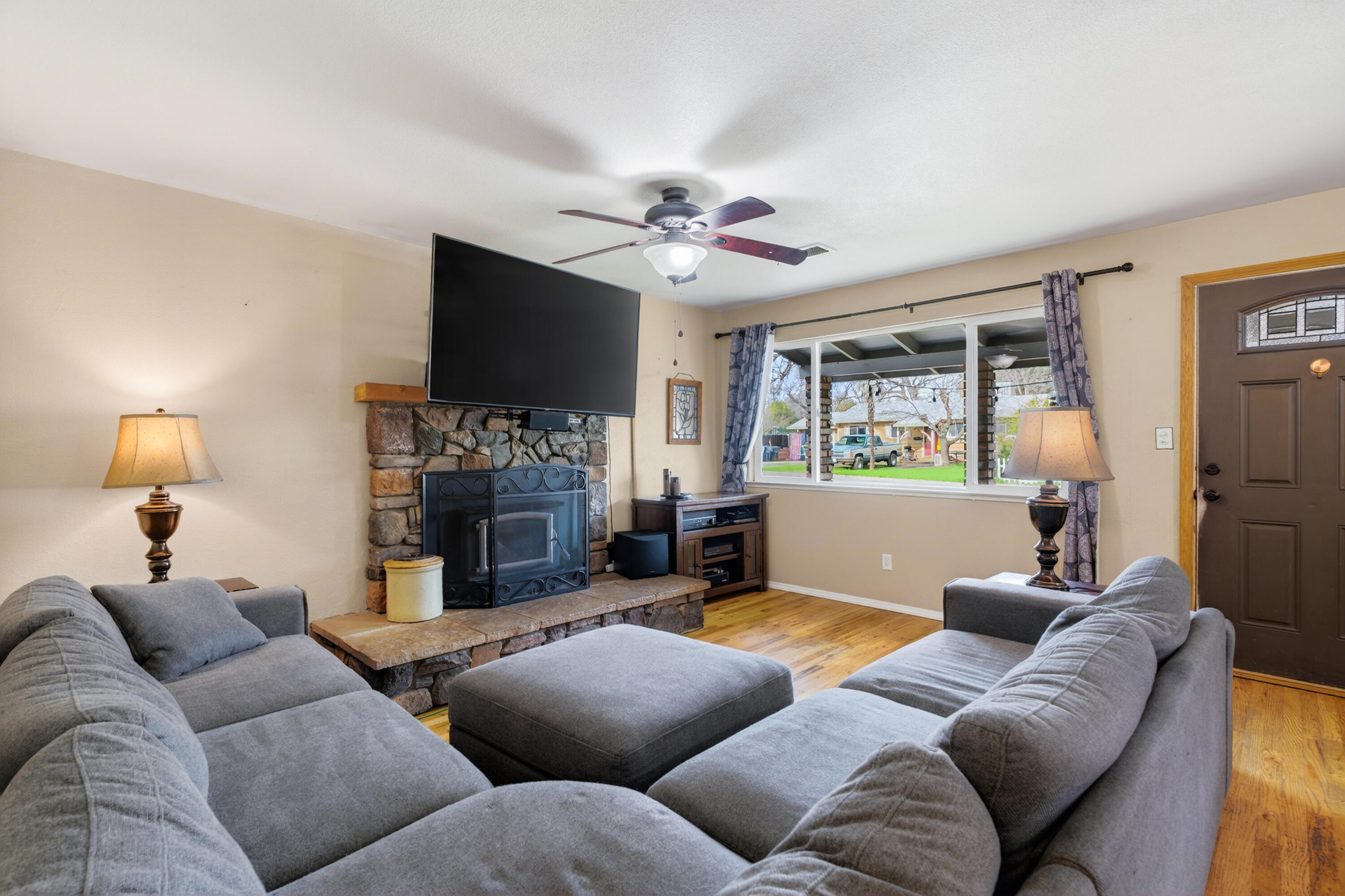 1877 Wheeler Street Redding, CA 96002 - Photo 6 of 38 Living Room